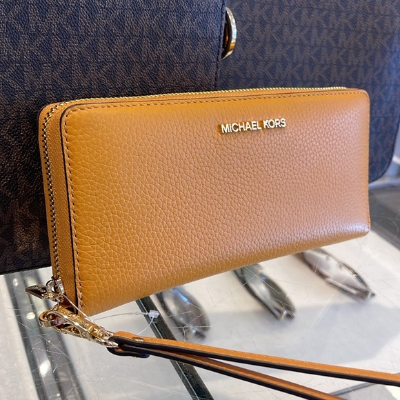 Michael Kors Handbags - MICHAEL KORS
Leather Continental Wristlet Phone Case Wallet 
Sider
NWT